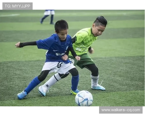 足球明星温馨瞬间与孩子亲密互动的感人照片合集